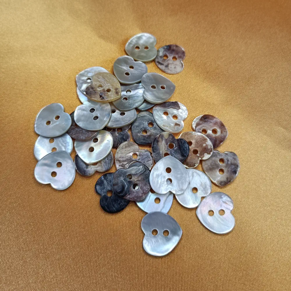 Bottone Madreperla Cuore 2fori Agoya Set205 04
