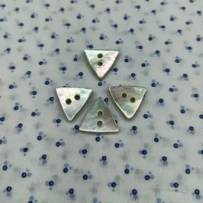 Bottoni Madreperla Agoya Triangolo 2 Fori Set196 01