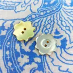 Bottone Madreperla Fiore Bombato Set541 01 - MakaMaga